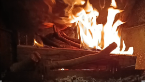 Lire la suite à propos de l’article feu de cheminée réel bois décarboné lowtech sans fin