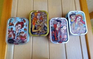 Lire la suite à propos de l’article Décoration avec des boites de sardines décorées