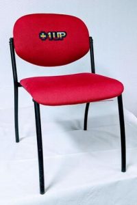 Lire la suite à propos de l’article Chaise avec de la broderie numérique