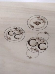 Lire la suite à propos de l’article Création de porte clés bois Diamètre 40 en mini série