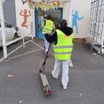 jeunes en trottinette avec gilets floqués